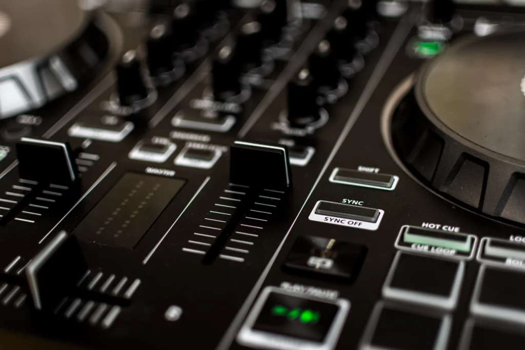 photo de platine DJ en soirée a Trévoux